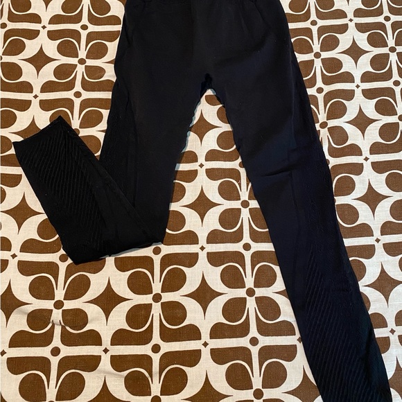 Fabletics black burnout style workout leggings. Size L EUC - Picture 2 of 4